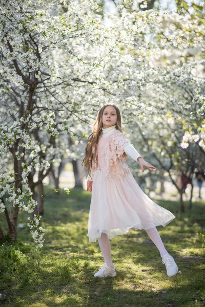 Gelukkige Jonge Vrouw Die Het Park Springt Jonge Vrouw Het — Stockfoto