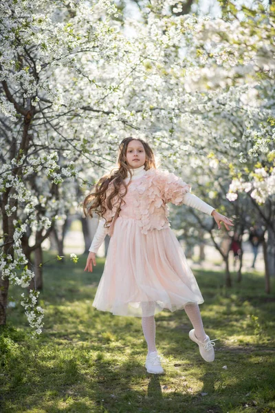 Heureuse Jeune Femme Sautant Dans Parc Jeune Femme Dans Forêt — Photo