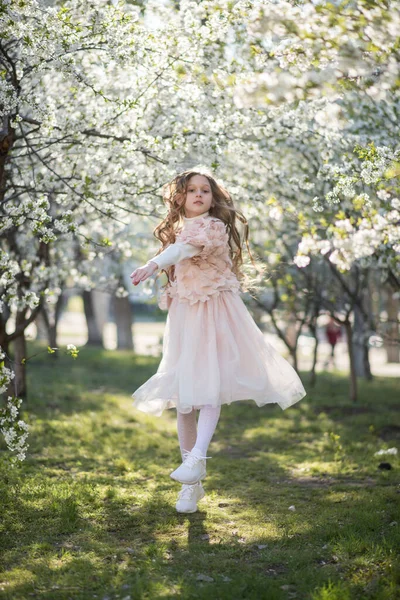 Маленька Дівчинка Рожевій Сукні Танцює Весняному Саду — стокове фото