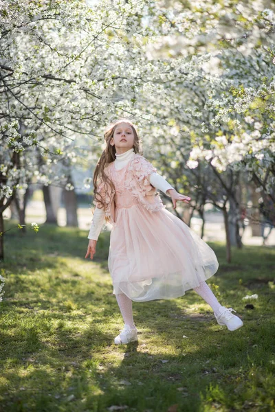 Klein Meisje Roze Jurk Dansen Het Voorjaar Tuin — Stockfoto