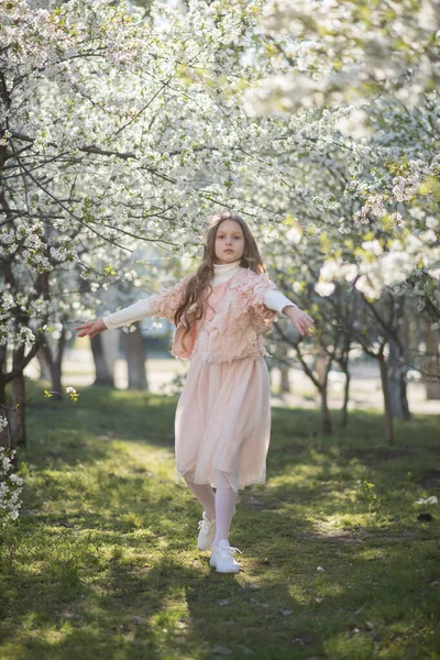 Jong Meisje Draagt Mooie Jurk Het Voorjaar Tuin — Stockfoto