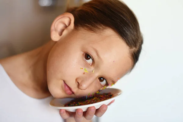 少女の肖像画だ ケーキを食べる若い女性は — ストック写真
