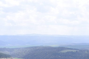 Yazın dağların manzarası