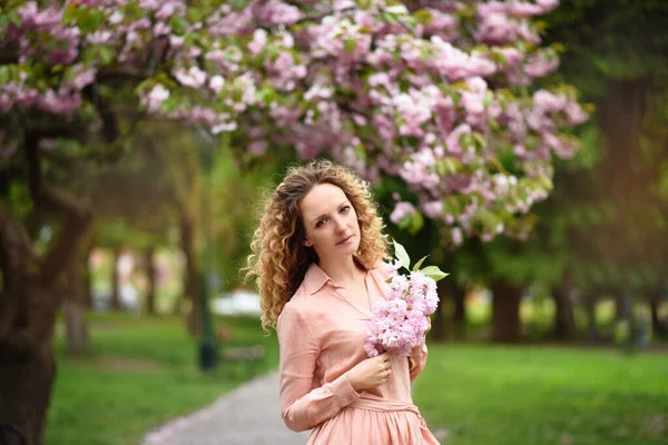 Mooie Jonge Vrouw Roze Jurk Wandelen Lente Tuin — Stockfoto