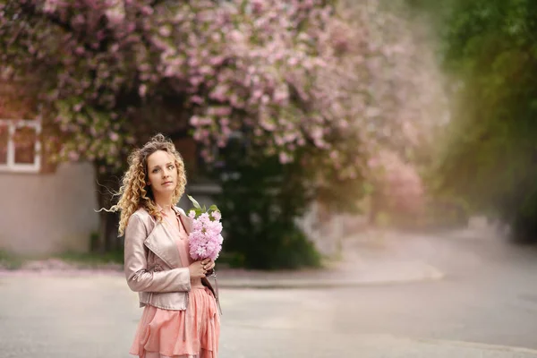 Όμορφη Νεαρή Γυναίκα Ροζ Φόρεμα Πόδια Στον Κήπο Άνοιξη — Φωτογραφία Αρχείου