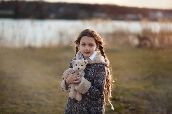 Una Joven Con Perro Una Joven Con Osito Peluche Mujer —  Fotos de Stock