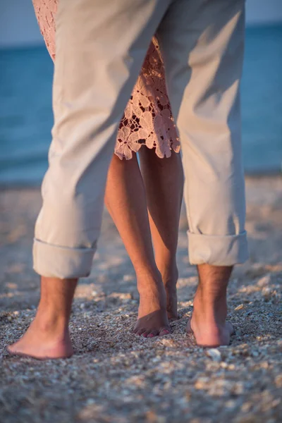 Kumsaldaki genç çift. Sahilde genç bir çiftin silueti.