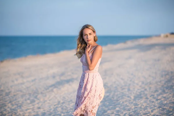 Junge Frau Weißen Kleid Strand — Stockfoto