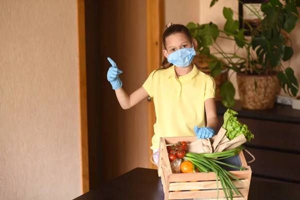 Coronavirus Vrouw Met Gezichtsmasker Quarantaine Koks Keuken Thuis Tijdens Coronavirus — Stockfoto