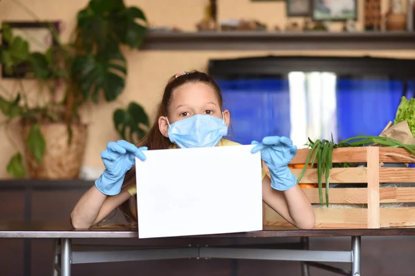 Jonge Vrouw Met Een Leeg Bord Coronavirus Vrouw Met Gezichtsmasker — Stockfoto