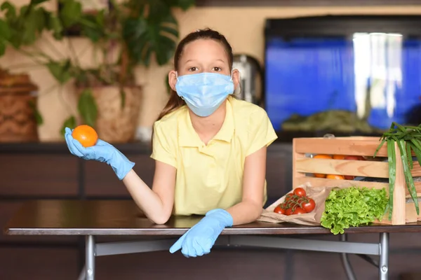 Coronavirus Giovane Donna Con Maschera Facciale Quarantena Cuoca Cucina Casa — Foto Stock