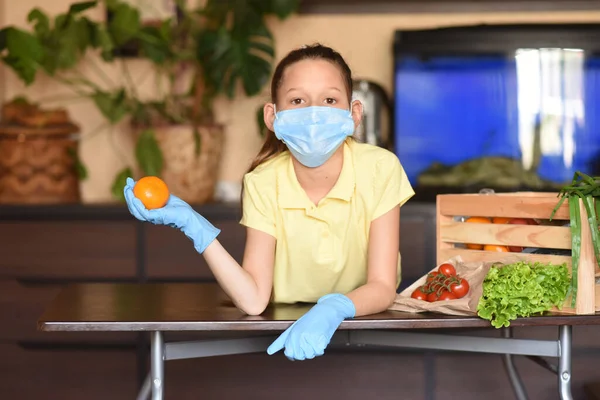 Coronavirus Vrouw Met Gezichtsmasker Quarantaine Koks Keuken Thuis Tijdens Coronavirus — Stockfoto