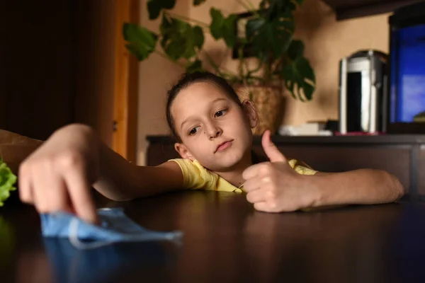 Una Ragazzina Con Portatile Giovane Donna Con Segno Bianco Coronavirus — Foto Stock