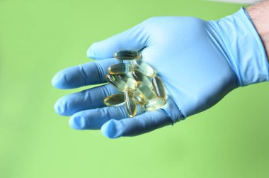 Elinde yeşil bir bayrak var. Coronavirus. Karantinaya alın. Sağlık hizmetleri. Bir test tüpünü tutan el.