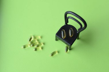 Kalp şeklinde anahtar. Kilit ve anahtar. Sandalyedeki haplar. 