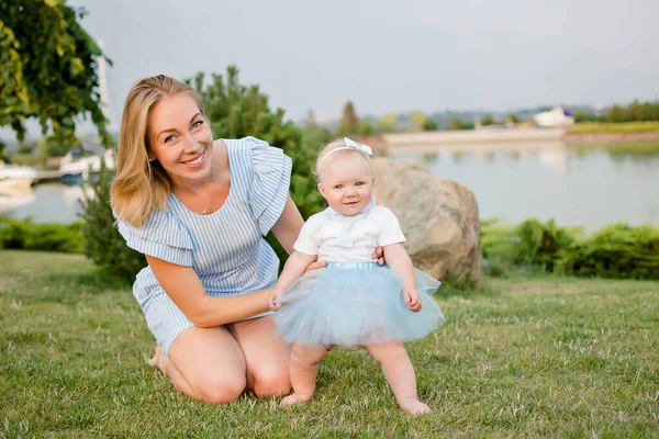 Glückliche Junge Mutter Und Ihre Kleine Tochter Freien — Stockfoto