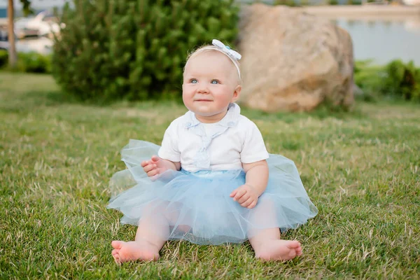 Mignonne Bébé Fille Assis Sur Herbe Été — Photo