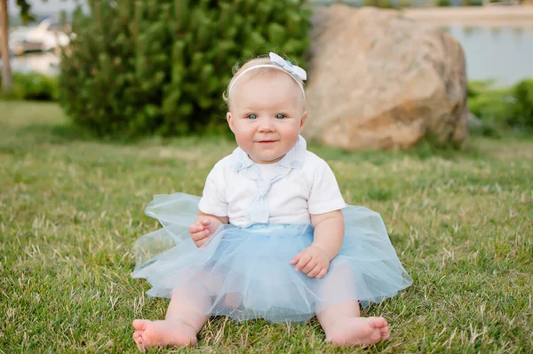 Mignonne Bébé Fille Assis Sur Herbe Été — Photo