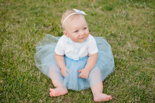 Mignonne Bébé Fille Assis Sur Herbe Été — Photo