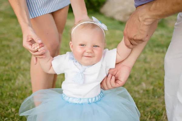 Família Feliz Com Bebê Filha — Fotografia de Stock