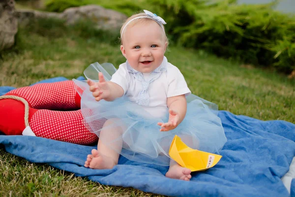 Bonito Bebê Menina Sentado Cobertor Verão Parque — Fotografia de Stock