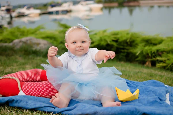 Bonito Bebê Menina Sentado Cobertor Verão Parque — Fotografia de Stock