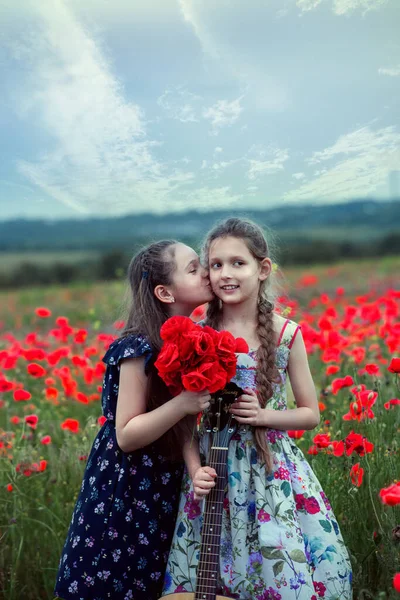 Schöne Mädchen Spielen Mohnfeld Mohnfeld Schwestern Auf Dem Feld Freundinnen — Stockfoto