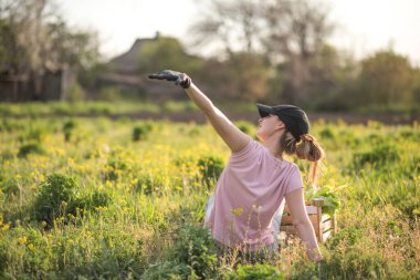 Raporu inceleyen çalışkan bir kurye. Sebze dolu bir çantası olan genç bir kadın. Elinde sebze sepeti olan genç bir kadın. Coronavirus. Yüzü maskeli kadın karantinada. Evde kal..