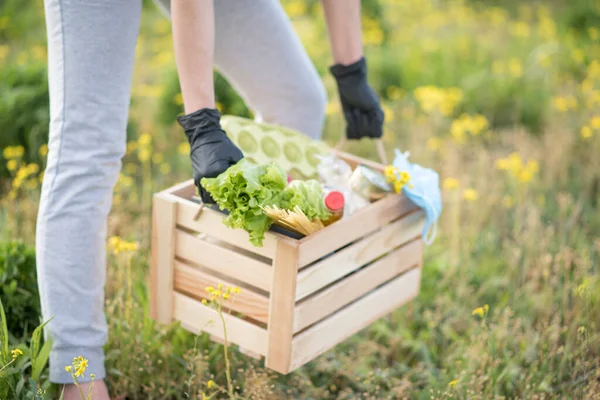 Mann Hält Einen Korb Mit Gemüse Frisches Gemüse Einem Korb — Stockfoto