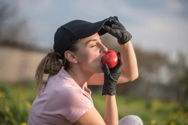 Junge Frau Mit Apfel Ordentlich Fleißiger Kurier Der Den Bericht — Stockfoto