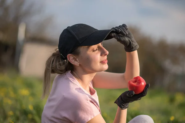 Junge Frau Mit Apfel Ordentlich Fleißiger Kurier Der Den Bericht — Stockfoto