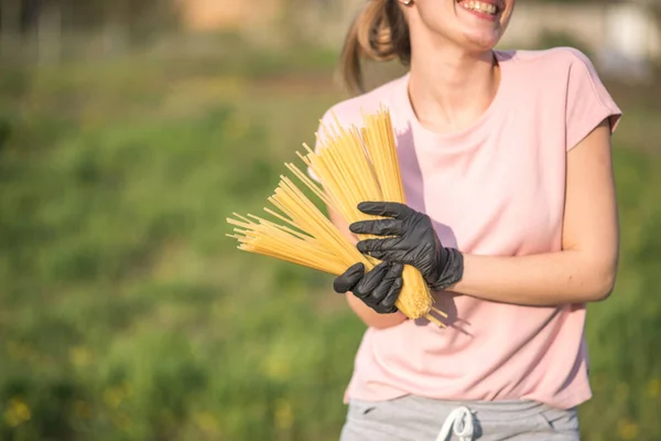 Koerier Bezorging Jonge Vrouw Met Hoed Pasta Handen Van Een — Stockfoto