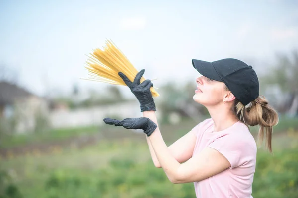 Koerier Bezorging Jonge Vrouw Met Hoed Pasta Handen Van Een — Stockfoto