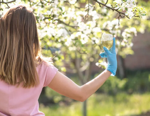 Coronavirus Frau Mit Mundschutz Quarantäne Bleiben Sie Hause Genießen Sie — Stockfoto