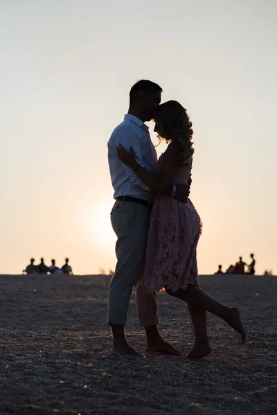 一对年轻夫妇在海滩上 一对年轻夫妇在海滩上的轮廓 — 图库照片