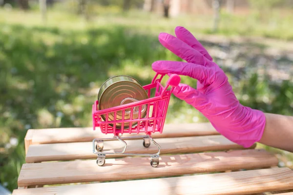 Donna Con Carrello Della Spesa Nel Parco Cibo Scatola Una — Foto Stock