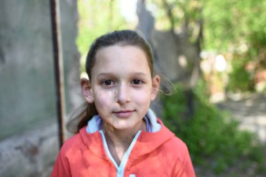 Sokakta yürüyen genç bir kadın. Bir kızın portresi.