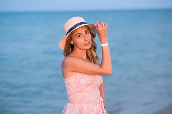 Girl Ball Beach Young Woman Hat Beach Young Woman Pink — Stock Photo, Image