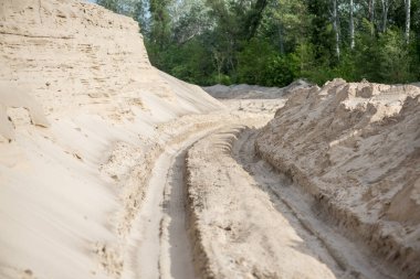 Kumda taş var. Kum çukurlarında çalışmak. kum ve siper