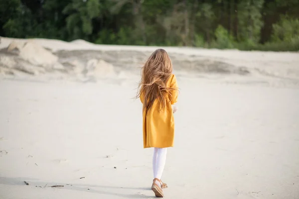 Молода Жінка Жовтій Сукні Маленька Дівчинка Грає Пляжі Молода Жінка — стокове фото