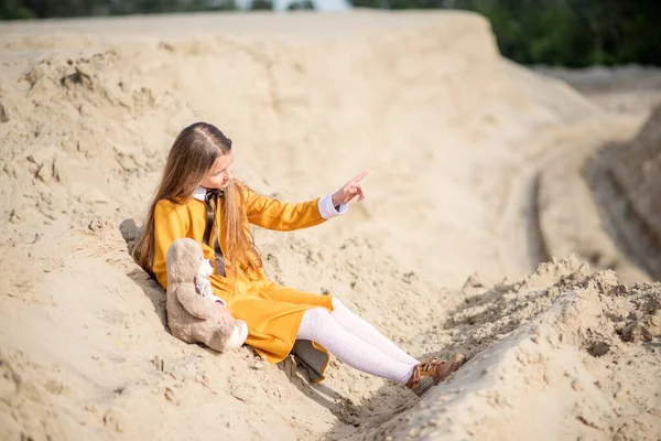 Młoda Kobieta Żółtej Sukience Mała Dziewczynka Bawiąca Się Plaży Młoda — Zdjęcie stockowe