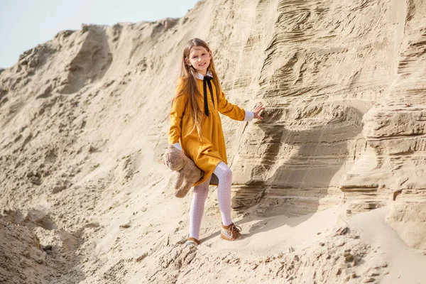 Junge Frau Einem Gelben Kleid Kleines Mädchen Spielt Strand Junge — Stockfoto