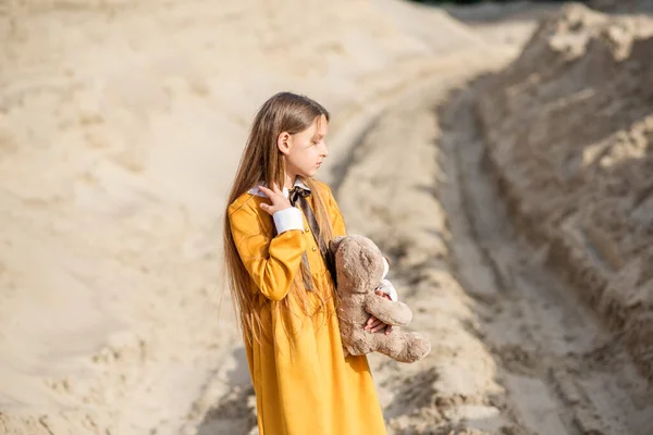 Mujer Joven Con Vestido Amarillo Niña Jugando Playa Una Joven — Foto de Stock