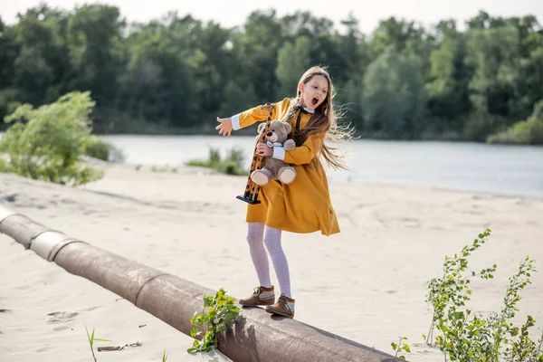 Młoda Kobieta Żółtej Sukience Mała Dziewczynka Bawiąca Się Plaży Młoda — Zdjęcie stockowe