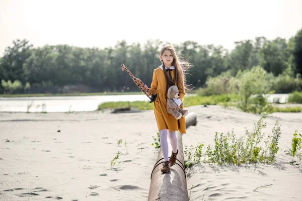 Młoda Kobieta Żółtej Sukience Mała Dziewczynka Bawiąca Się Plaży Młoda — Zdjęcie stockowe