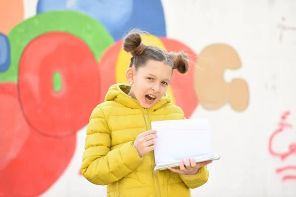 Holčička Barevnými Balónky Studentka Zápisníky Školák Chodí Školy Školní Obsah — Stock fotografie