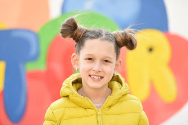 Klein Meisje Met Kleurrijke Ballonnen Vrouwelijke Student Met Notitieboekjes Schooljongen — Stockfoto