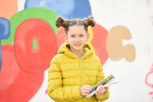Klein Meisje Met Kleurrijke Ballonnen Vrouwelijke Student Met Notitieboekjes Schooljongen — Stockfoto