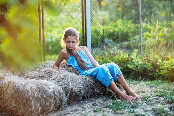 Красива Дівчина Відпочиває Влітку Заході Сонця Дитина Природі Сімейний Контент — стокове фото