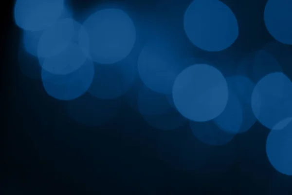 Абстрактно размытый темно-синий фон с эффектом Бокэ . — стоковое фото